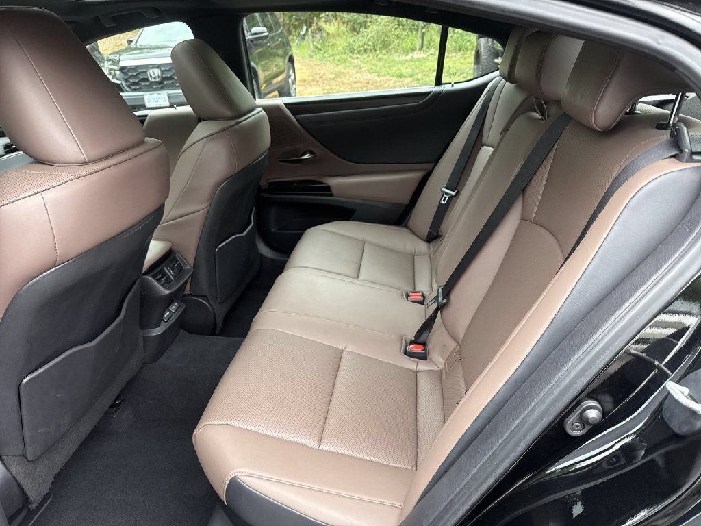 Used 2025 Lexus ES 300h w/ Premium Package FWD image 25