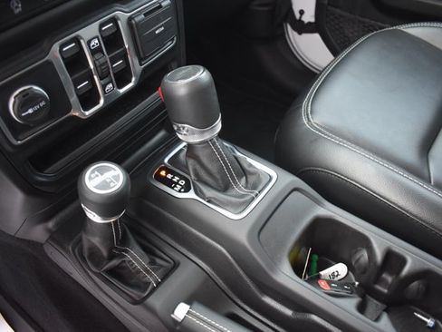 Used 2023 Jeep Gladiator Overland w/ Cold Weather Group AWD/4WD image 26