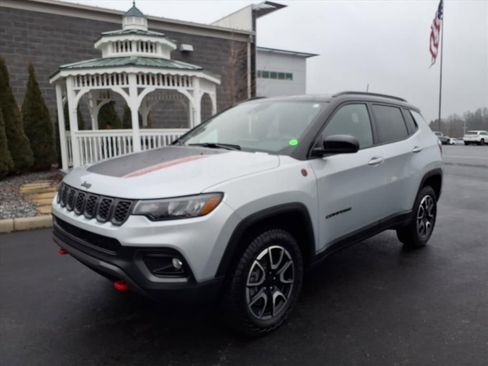 Used 2024 Jeep Compass Trailhawk w/ Sun and Sound Group AWD/4WD image 2