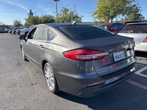 Used 2020 Ford Fusion SE image 2
