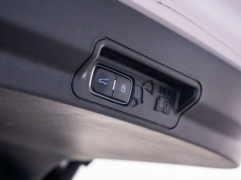 Used 2020 Ford Explorer XLT w/ Equipment Group 202A AWD/4WD image 33