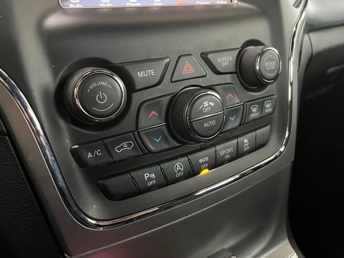 Used 2020 Jeep Grand Cherokee Laredo AWD/4WD image 14