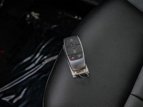 Used 2022 Mercedes-Benz GLB 250 w/ Premium Package Lite image 55