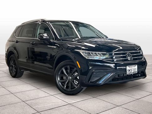 Used 2024 Volkswagen Tiguan SE w/ Panoramic Sunroof Package AWD/4WD image 3