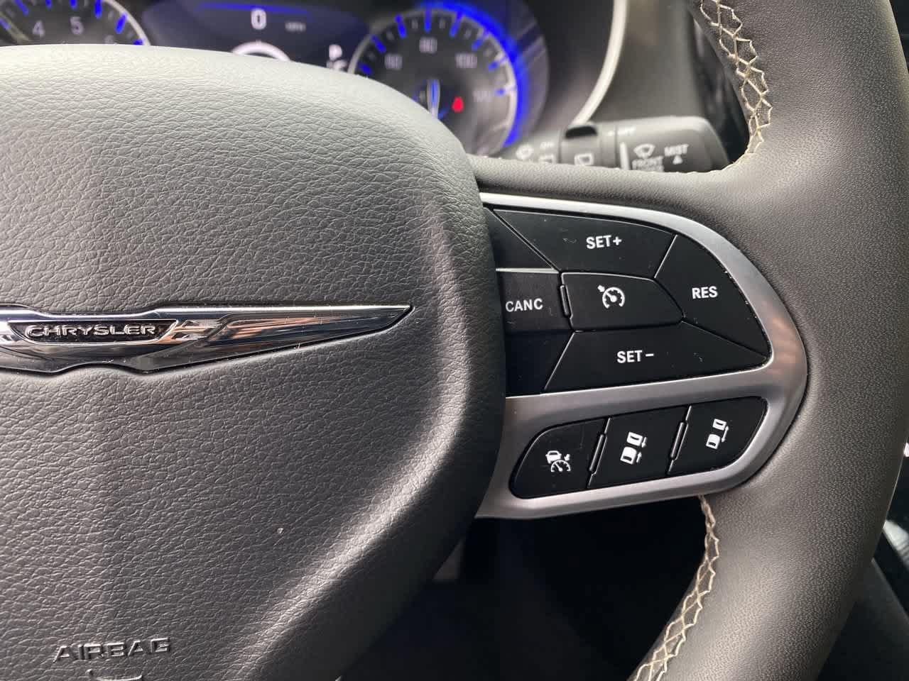 Used 2025 Chrysler Pacifica Select FWD image 20