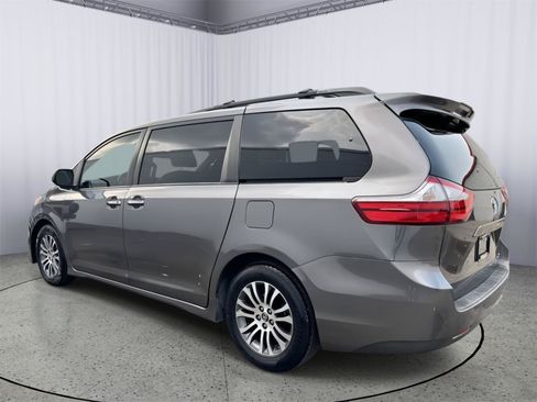 Used 2019 Toyota Sienna XLE Premium FWD image 10