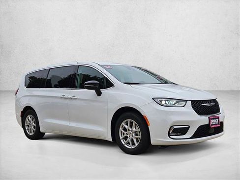 Used 2024 Chrysler Pacifica Touring-L FWD image 3