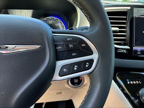 Used 2024 Chrysler Pacifica Touring-L FWD image 11