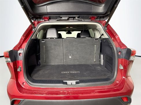 Used 2020 Toyota Highlander XLE image 38
