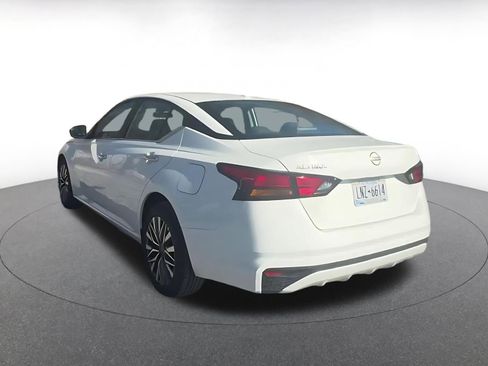 Used 2025 Nissan Altima 2.5 SV image 11