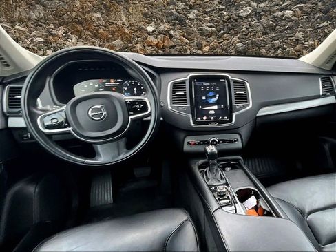 Used 2021 Volvo XC90 T5 Momentum w/ Protection Package Premier image 13