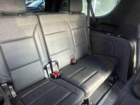 Used 2023 Chevrolet Suburban LT w/ Luxury Package AWD/4WD image 18