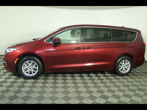 Used 2023 Chrysler Pacifica Touring-L FWD image 4