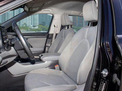 Used 2022 Toyota Highlander LE image 6