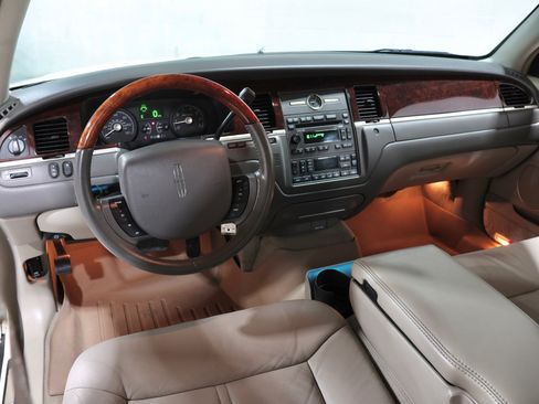 Used 2008 Lincoln Town Car Signature Limited RWD image 2