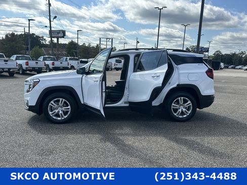 Used 2023 GMC Terrain SLE w/ Driver Convenience Package image 32