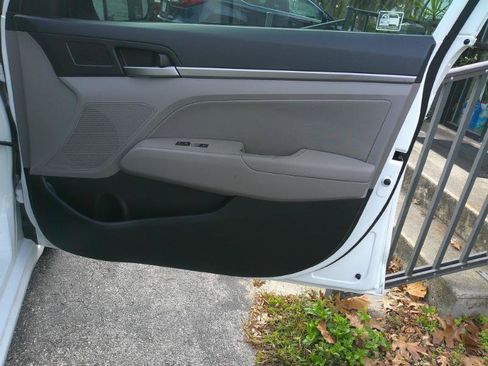 Used 2017 Hyundai Elantra SE image 24