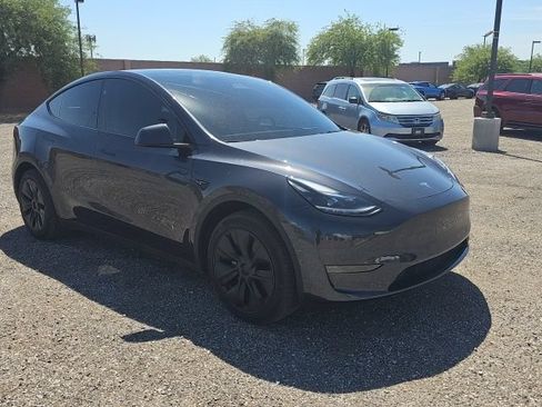 Used 2025 Tesla Model Y Long Range RWD image 3