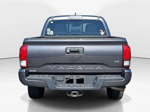 Used 2018 Toyota Tacoma TRD Sport w/ Technology Package AWD/4WD image 4