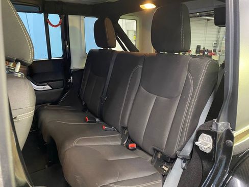 Used 2017 Jeep Wrangler Unlimited Sahara image 32