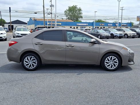 Used 2017 Toyota Corolla LE w/ Carpet Mat Package (TMS) FWD image 4