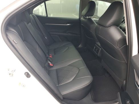 Used 2018 Toyota Camry L image 12