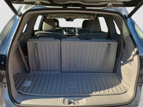Used 2019 Toyota Highlander XLE image 21