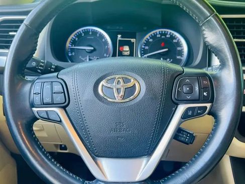 Used 2018 Toyota Highlander XLE AWD/4WD image 12