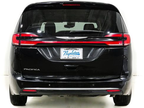 Used 2023 Chrysler Pacifica Touring-L image 7