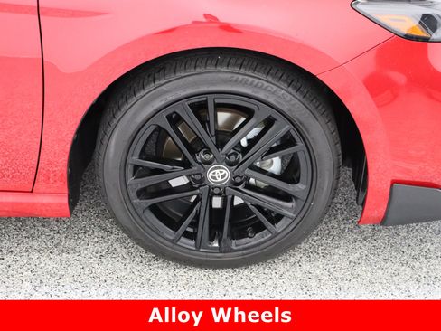 Used 2025 Toyota Camry SE w/ Convenience Package image 5