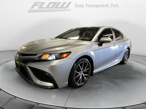 Used 2023 Toyota Camry SE w/ Cold Weather Package image 4