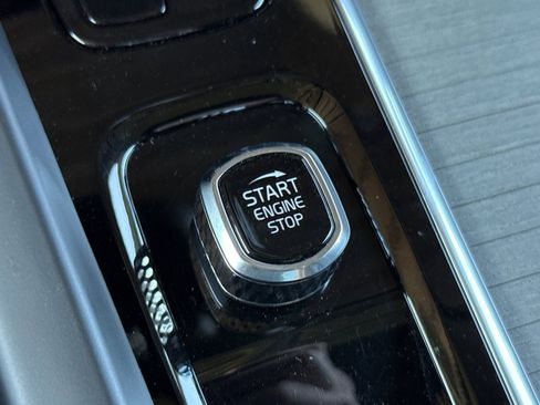 Used 2025 Volvo XC60 B5 Plus image 27