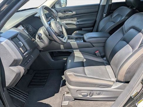 Used 2024 Nissan Pathfinder SL image 16