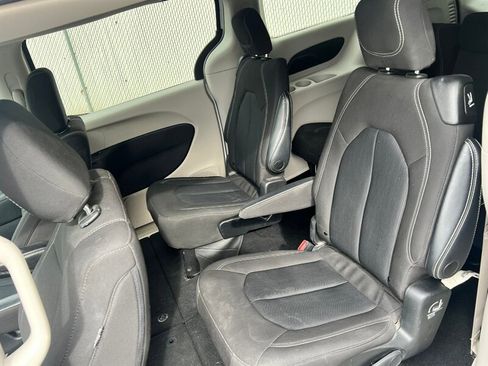 Used 2023 Chrysler Voyager LX image 19