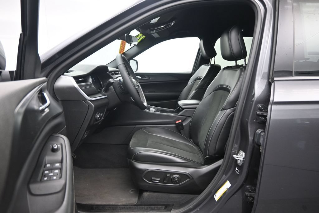 Used 2025 Jeep Grand Cherokee Altitude AWD/4WD image 23