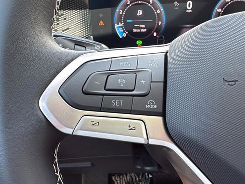 New 2025 Volkswagen Tiguan SE image 18