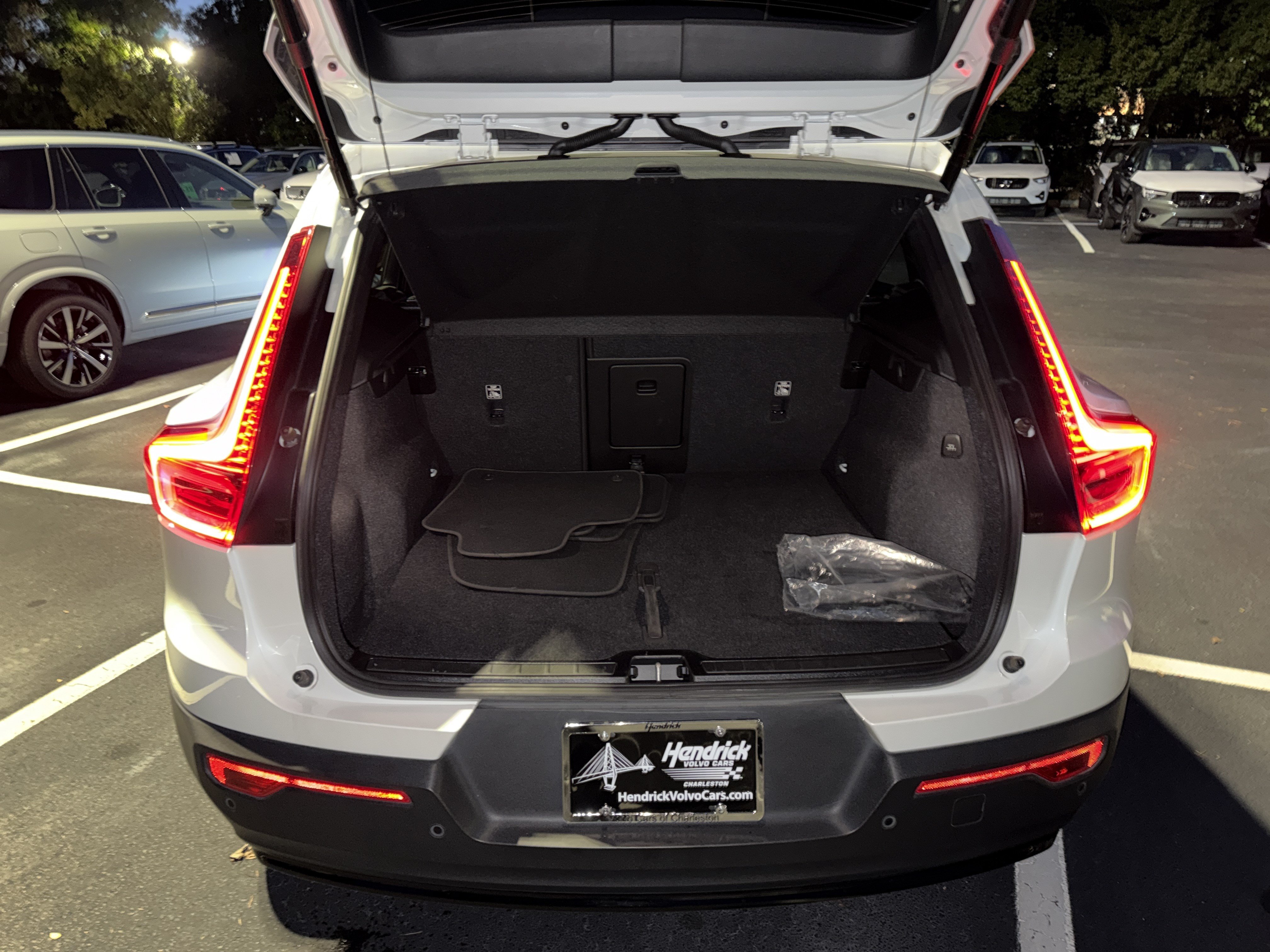 Certified 2025 Volvo XC40 B5 Plus AWD/4WD image 27
