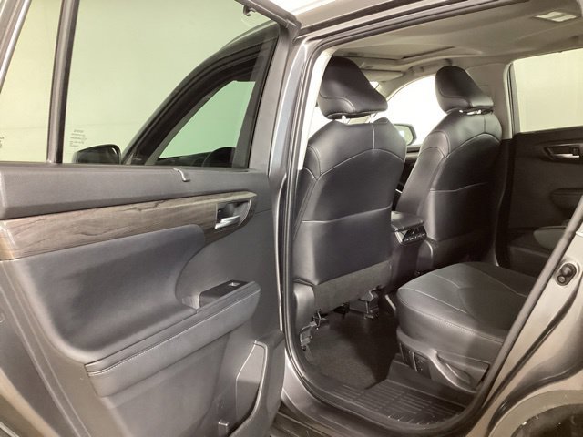 Used 2024 Toyota Highlander Limited AWD/4WD image 27