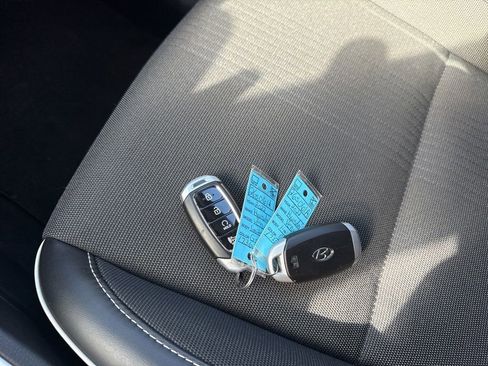 Used 2022 Hyundai Venue Limited image 40