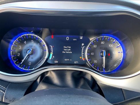 Used 2025 Chrysler Pacifica Limited FWD image 26
