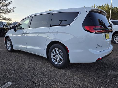 New 2026 Chrysler Pacifica Select image 4