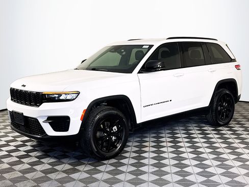 Used 2024 Jeep Grand Cherokee Altitude image 4