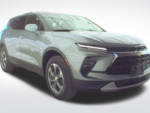 Used 2025 Chevrolet Blazer LT image 3