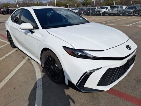 Used 2025 Toyota Camry SE w/ Convenience Package image 8