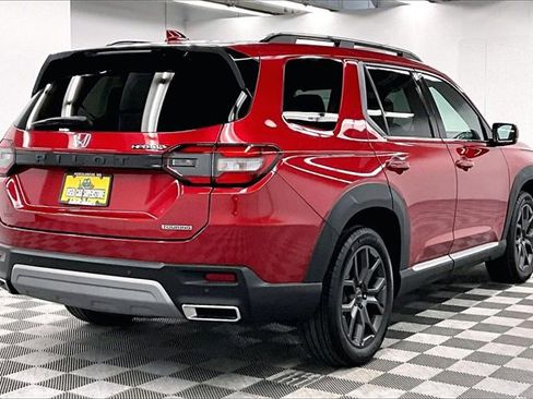 Used 2024 Honda Pilot Touring image 11