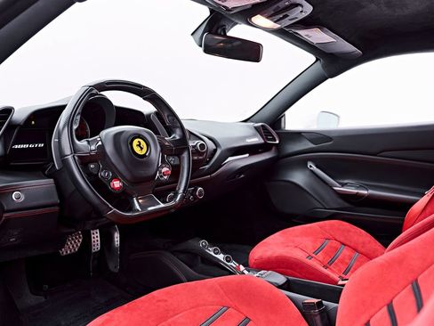 Used 2018 Ferrari 488 GTB RWD image 2