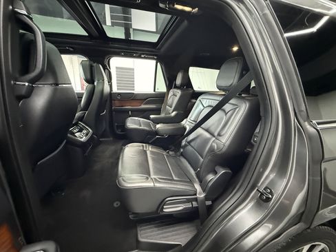Used 2018 Lincoln Navigator Select w/ Technology Package image 27