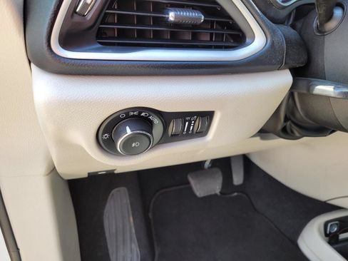 Used 2023 Chrysler Pacifica Touring-L FWD image 21