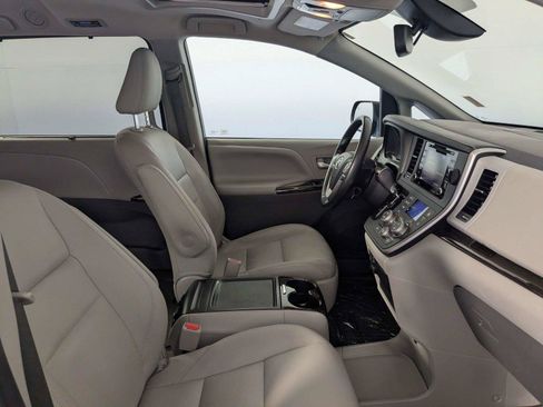 Used 2020 Toyota Sienna XLE w/ XLE Navigation Package FWD image 30