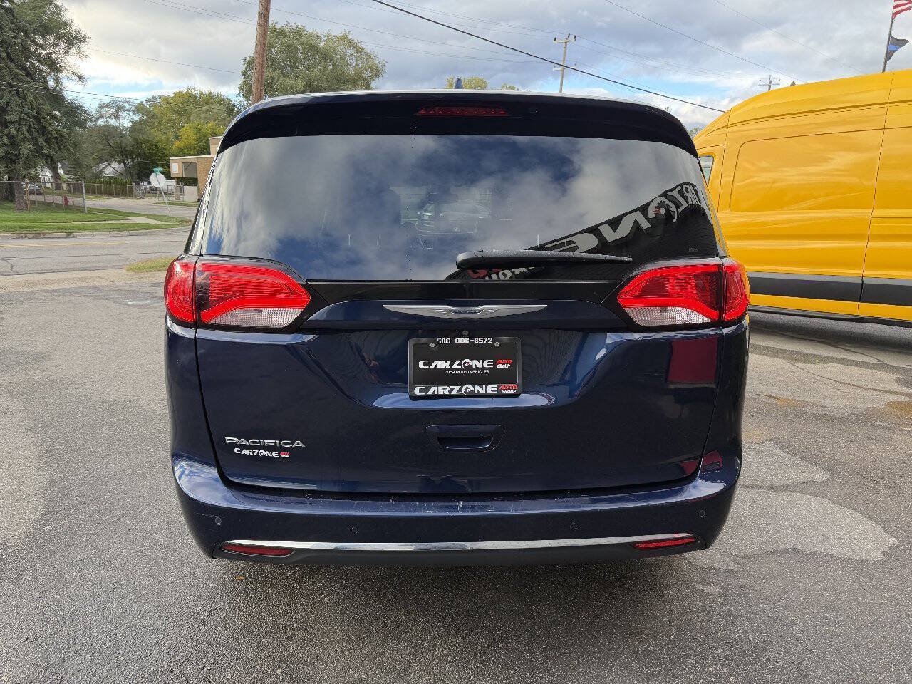 Used 2017 Chrysler Pacifica Touring-L Plus w/ Tire & Wheel Group FWD image 6